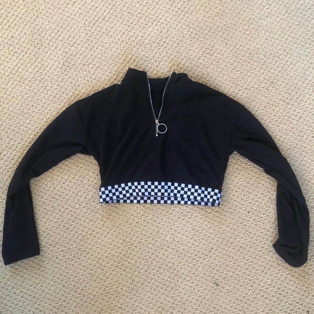Cropped long sleeve with checkered pattern